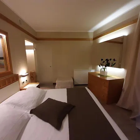 Hotel Park Ai Pini & Restaurant Ai Pini 4*