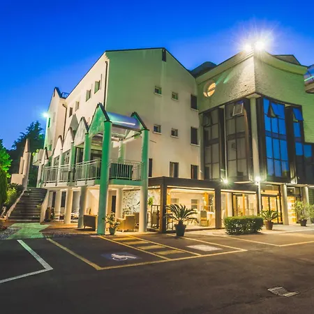 Park Ai Pini & Restaurant Ai Pini ホテル 4*