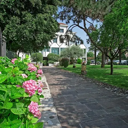 מלון Park Ai Pini & Restaurant Ai Pini מסטרה