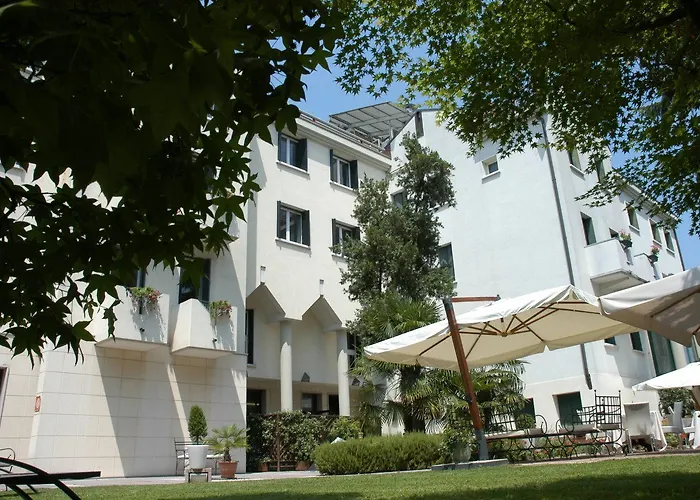 Park Ai Pini & Restaurant Ai Pini מסטרה