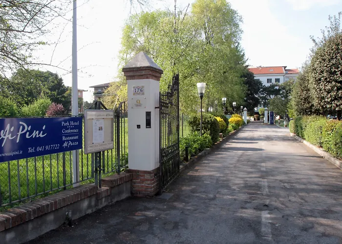 Park Ai Pini & Restaurant Ai Pini מלון