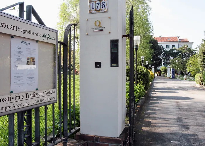 Park Ai Pini & Restaurant Ai Pini מלון