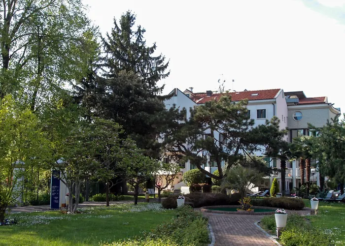 Park Ai Pini & Restaurant Ai Pini מלון